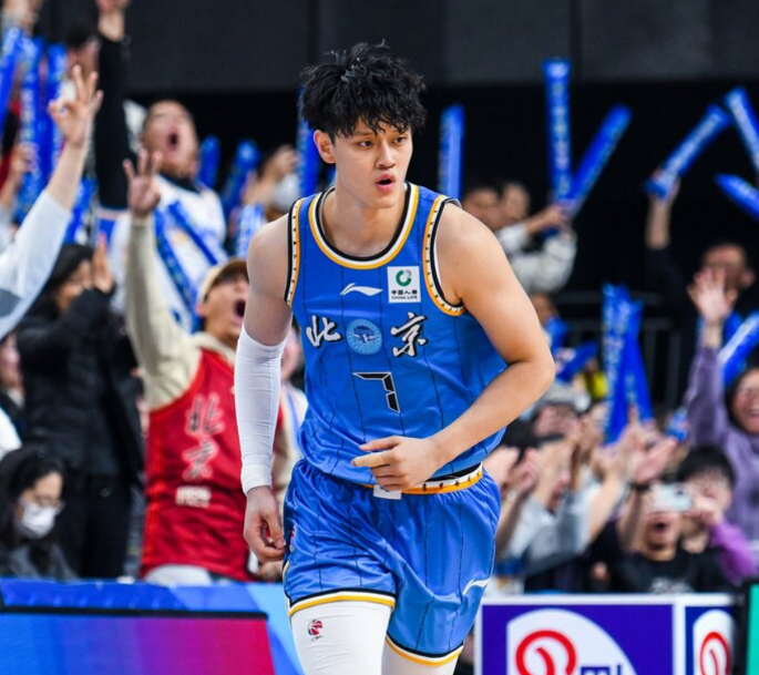 世界杯客户端更新说明-北京男篮遭打击：曝曾凡博腰伤属于旧伤复发 多久恢复无法确定